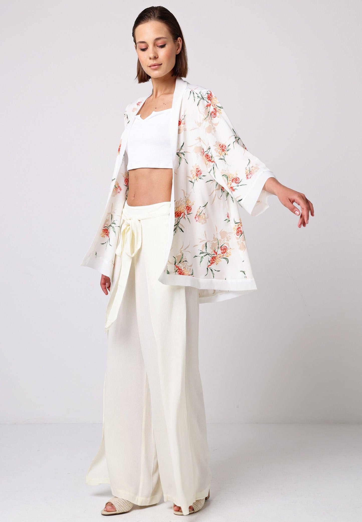 Short Kimono Top in White Floral Print: M