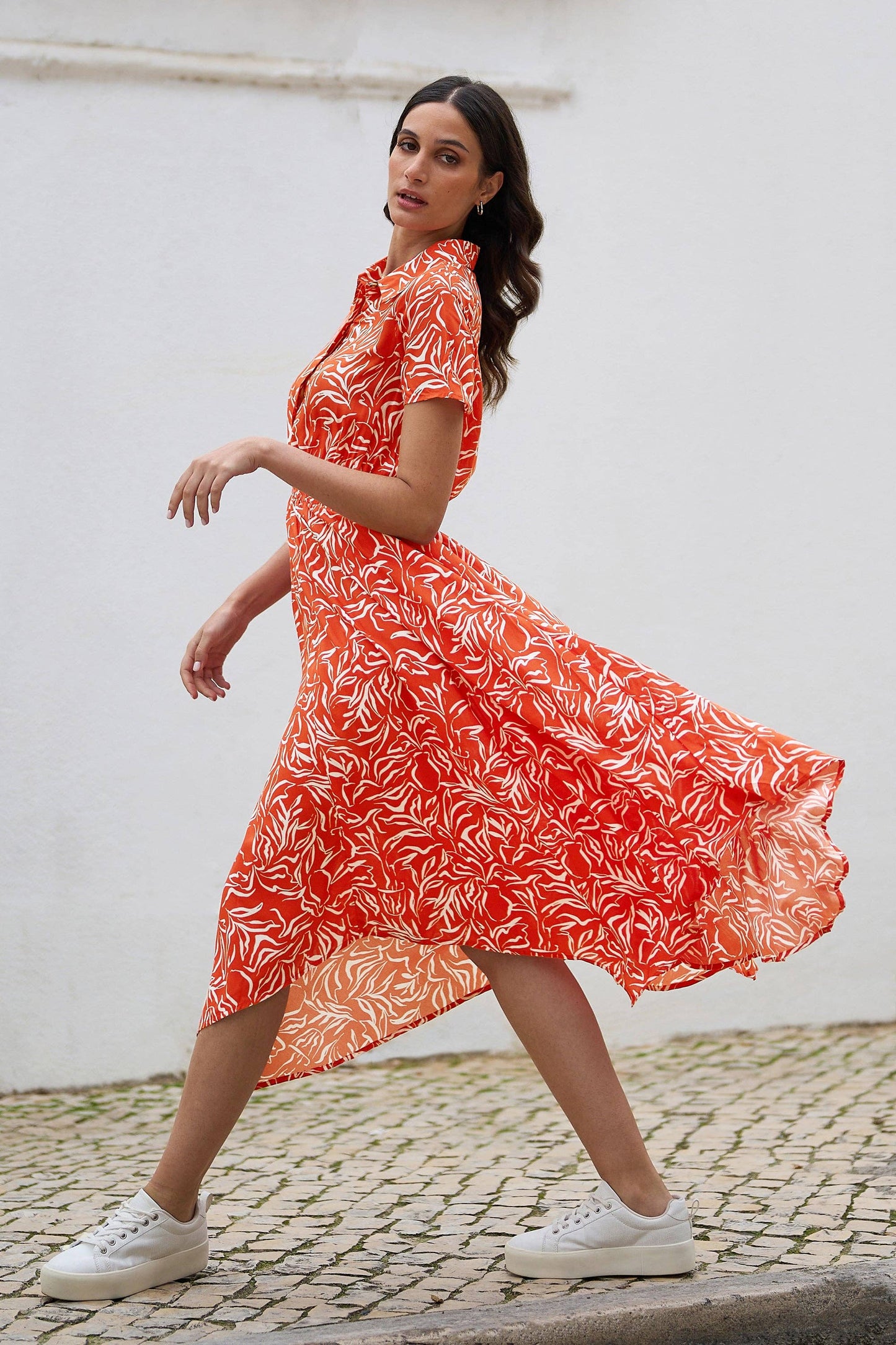 Yumi Coral Tropical Leaf print Midi Ruched Shirt Dress: Coral / 10