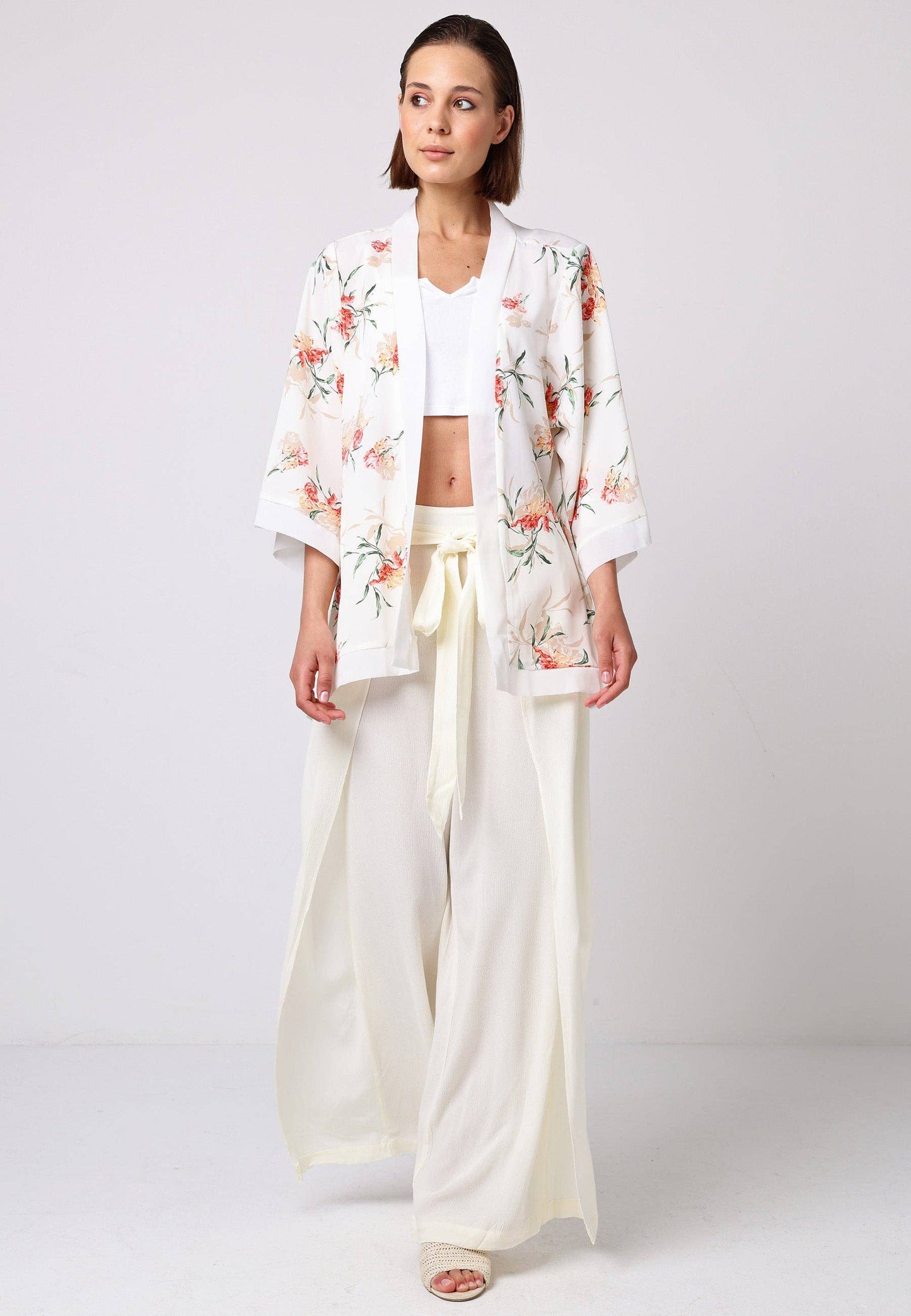 Short Kimono Top in White Floral Print: L